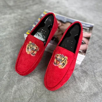 Venta caliente de la Moda Rojo Bordado Zapatos para Hombres Cómodo, Transpirable Mocasines de Hombres Pisos Slip-on Casual Zapatos de los Hombres Zapatos Hombre